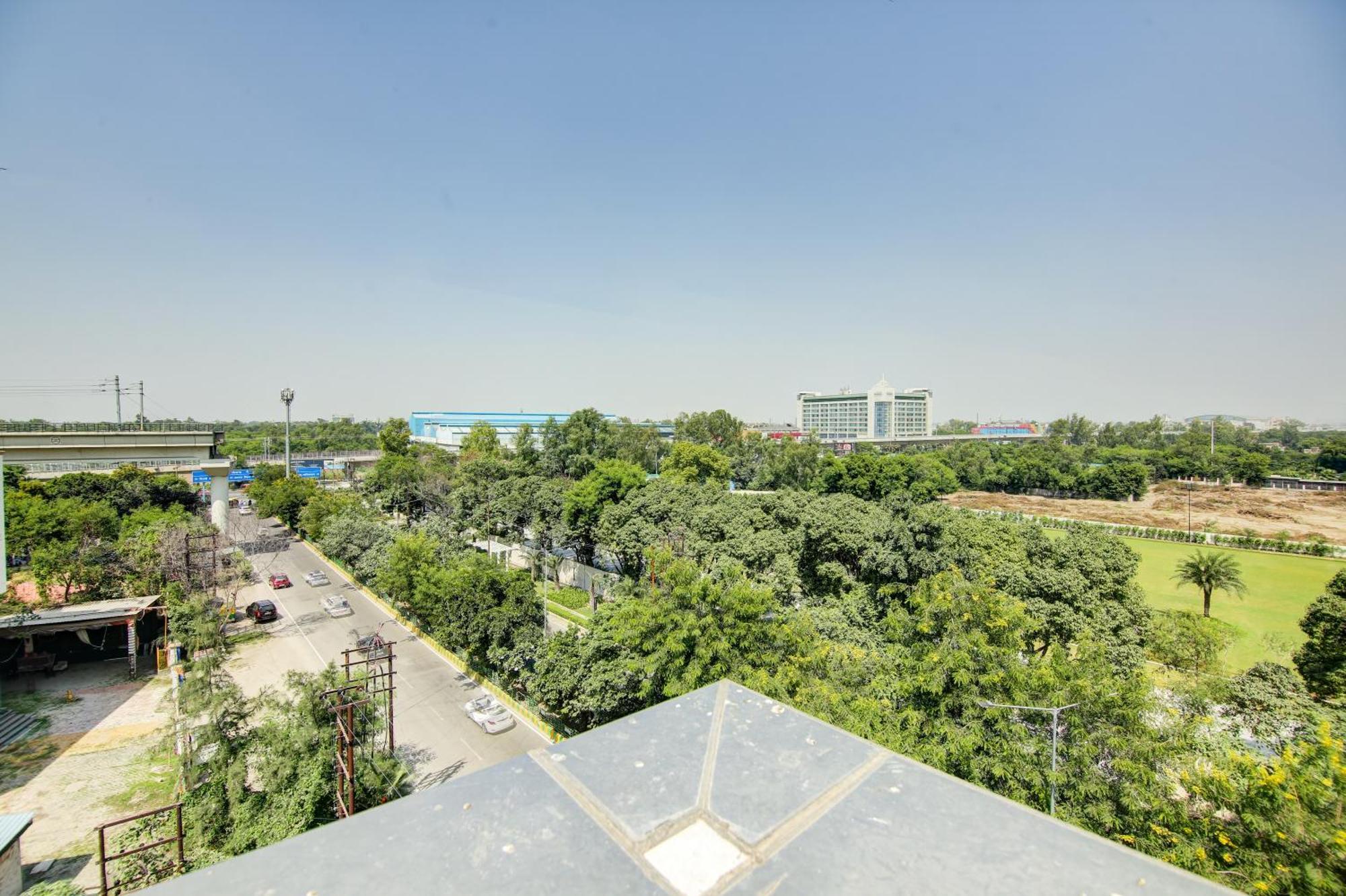 Hotel The Emporio Grand Near Vaishali Metro Station ガーズィヤーバード エクステリア 写真