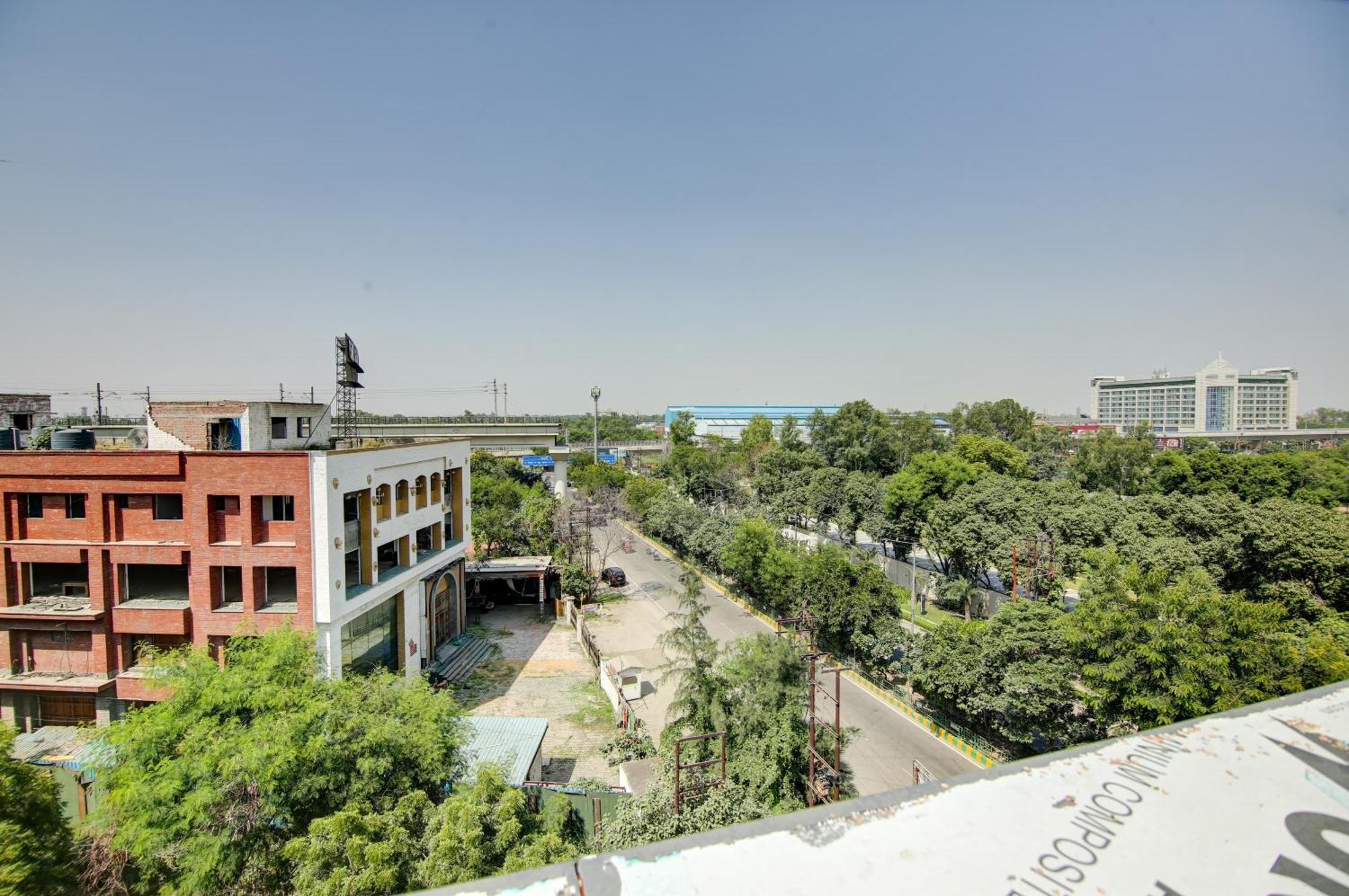 Hotel The Emporio Grand Near Vaishali Metro Station ガーズィヤーバード エクステリア 写真
