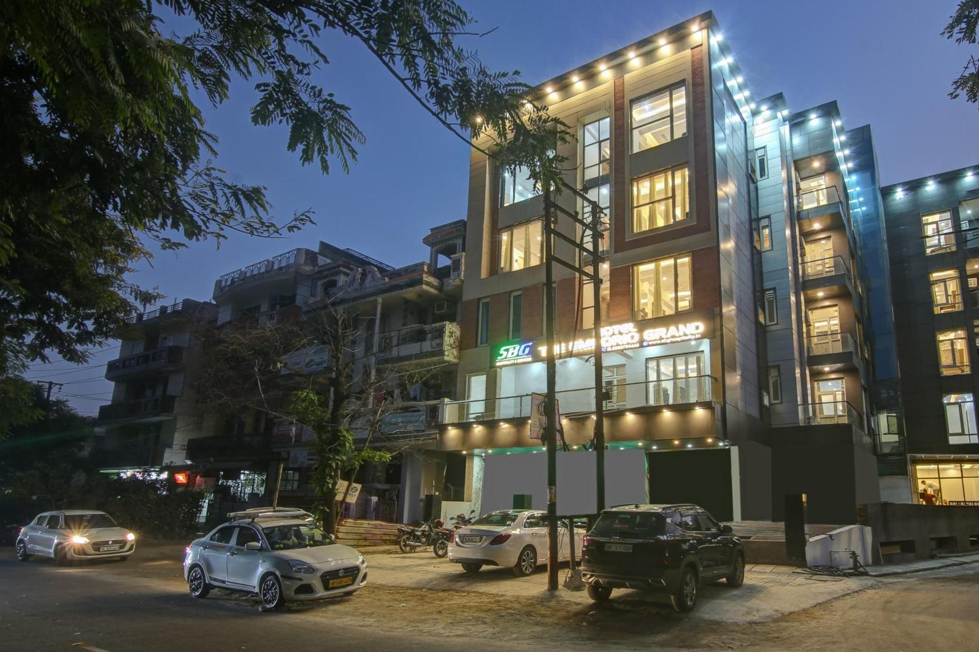 Hotel The Emporio Grand Near Vaishali Metro Station ガーズィヤーバード エクステリア 写真
