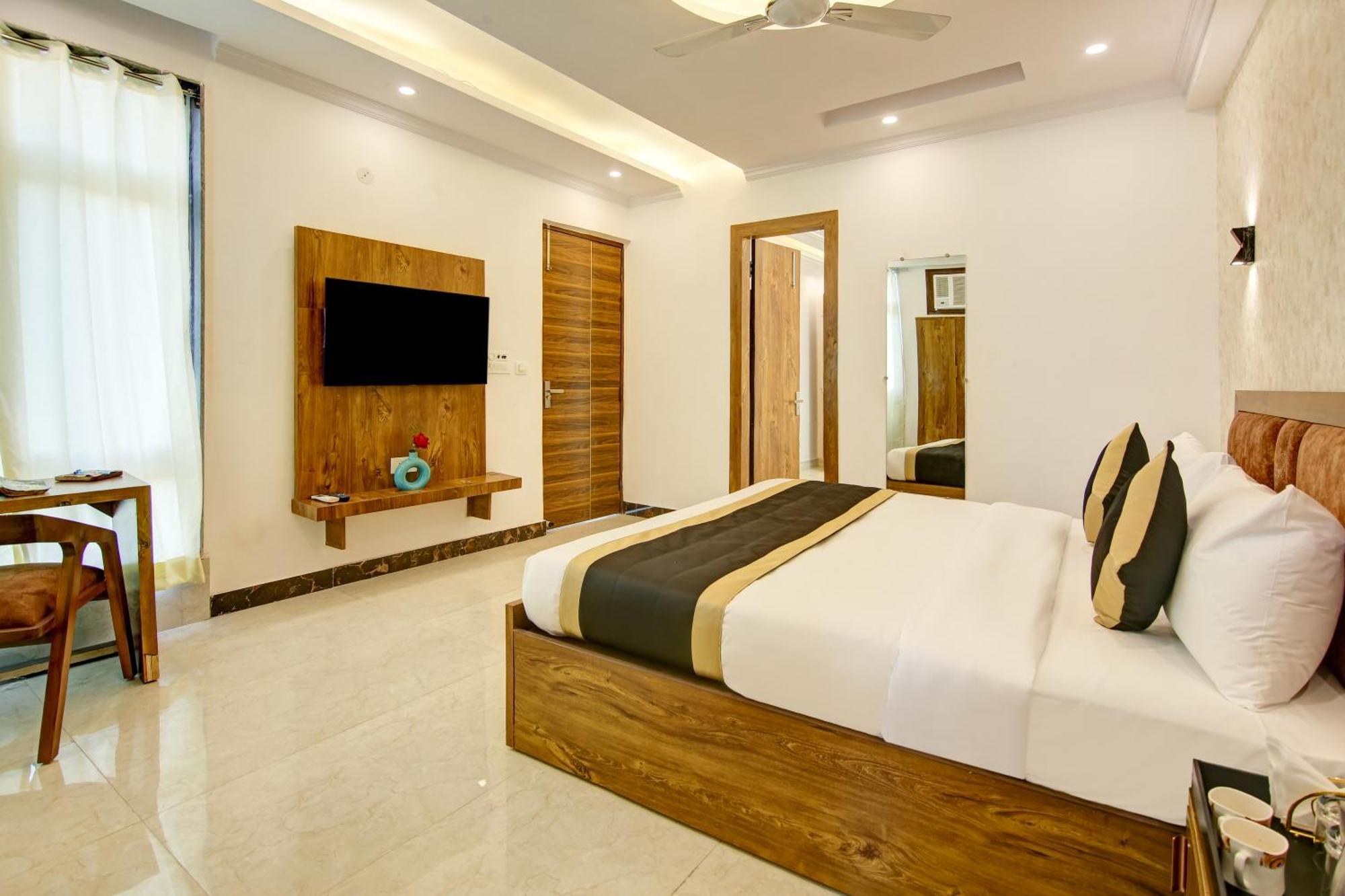 Hotel The Emporio Grand Near Vaishali Metro Station ガーズィヤーバード エクステリア 写真