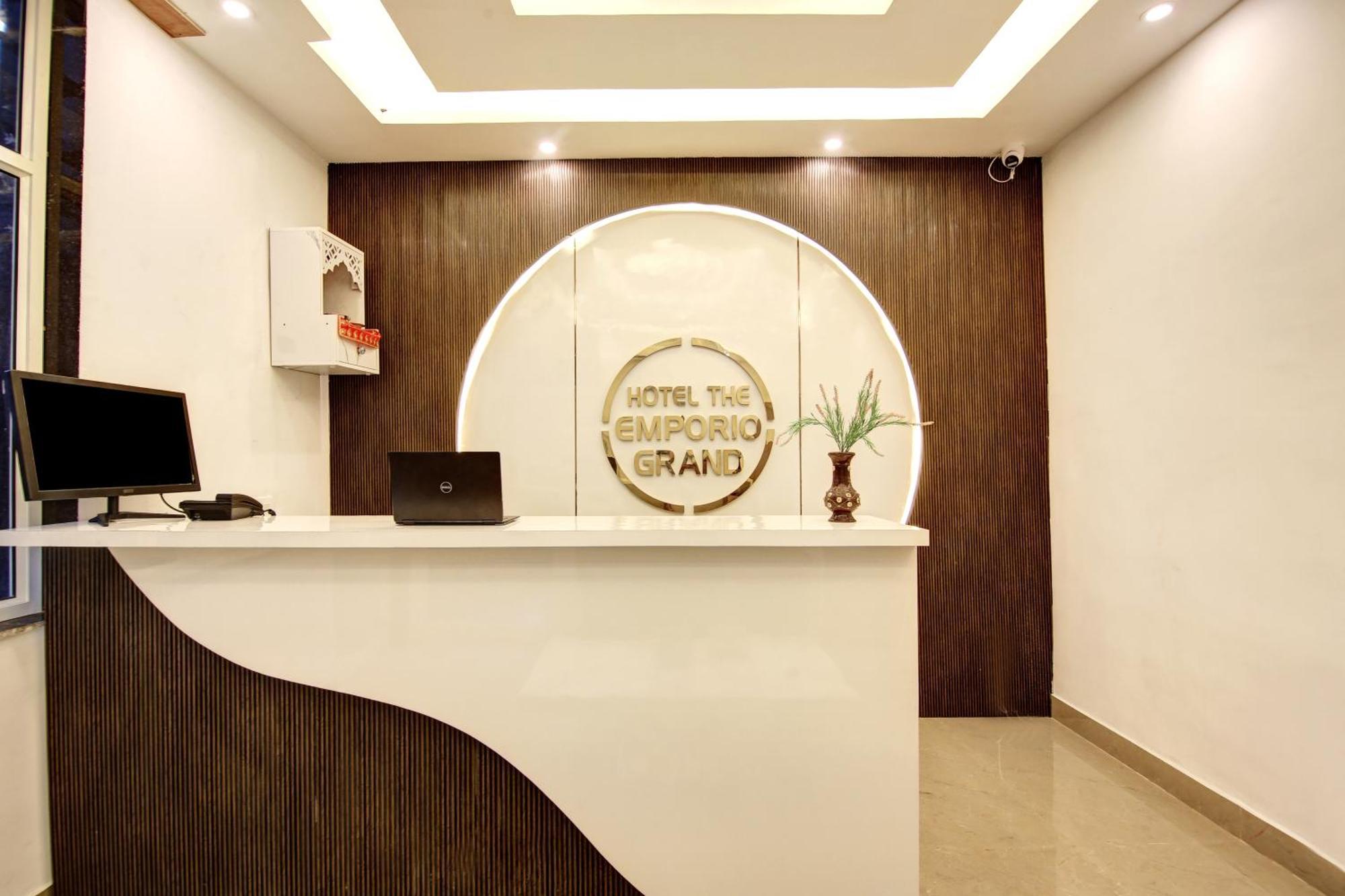 Hotel The Emporio Grand Near Vaishali Metro Station ガーズィヤーバード エクステリア 写真
