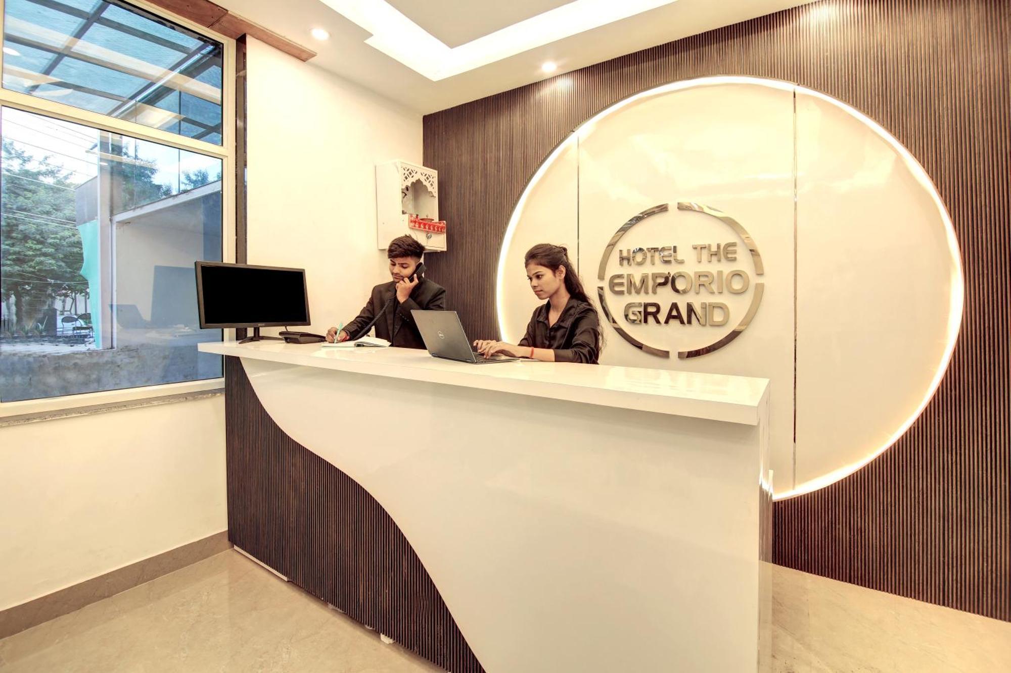 Hotel The Emporio Grand Near Vaishali Metro Station ガーズィヤーバード エクステリア 写真