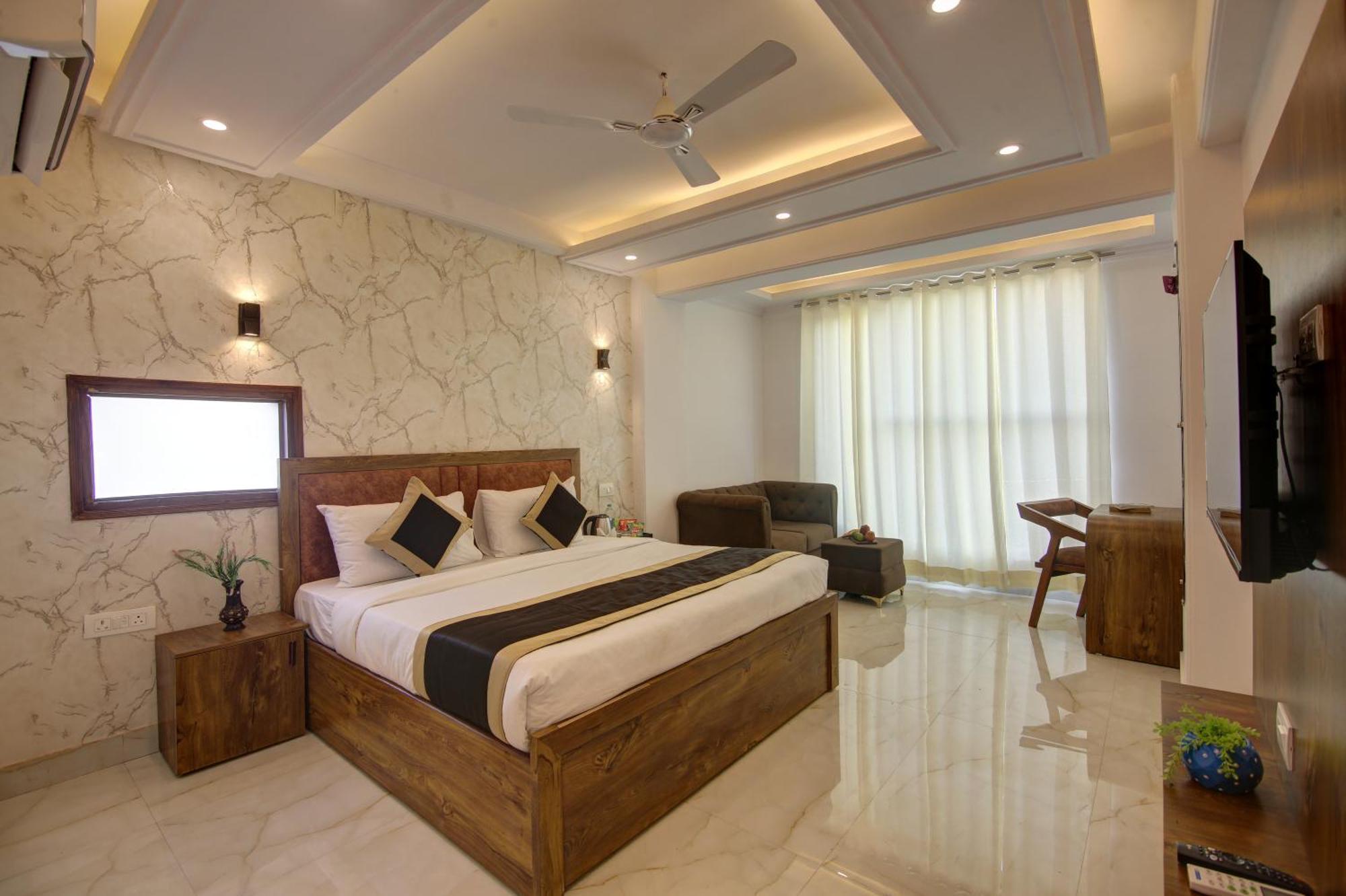 Hotel The Emporio Grand Near Vaishali Metro Station ガーズィヤーバード エクステリア 写真